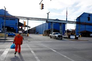 GIÁ DẦU GIẢM, THÉP NHẬP KHẨU GIÁ RẺ BUỘC NHÀ MÁY US STEEL TẠI GRANIT CTY NGƯNG SẢN XUẤT